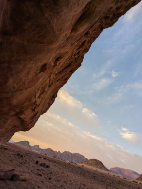 Ürdün Patikası Dana Vadisi 'nden Petra' ya ve Wadi Rum.Wadi Rum Çölü 'ne, Ürdün. Kızıl çöl ve Jabal Al Qattar dağları, Arabistan
