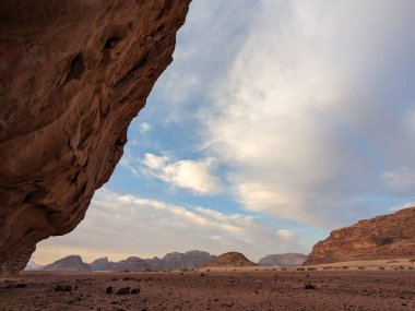 Ürdün Patikası Dana Vadisi 'nden Petra' ya ve Wadi Rum.Wadi Rum Çölü 'ne, Ürdün. Kızıl çöl ve Jabal Al Qattar dağları, Arabistan