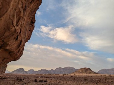 Ürdün Patikası Dana Vadisi 'nden Petra' ya ve Wadi Rum.Wadi Rum Çölü 'ne, Ürdün. Kızıl çöl ve Jabal Al Qattar dağları, Arabistan
