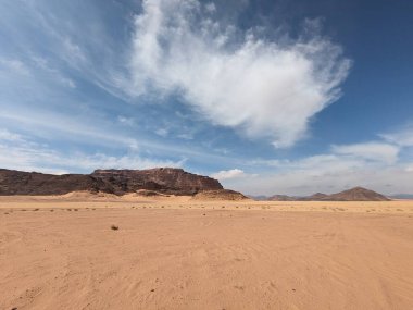Ürdün Patikası Dana Vadisi 'nden Petra' ya ve Wadi Rum.Wadi Rum Çölü 'ne, Ürdün. Kızıl çöl ve Jabal Al Qattar dağları, Arabistan