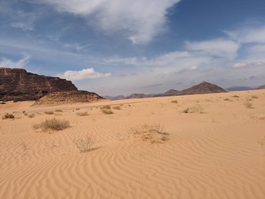 Turuncu renkli kum desenli arka plan. Wadi Rum Çölü, Ürdün, Arabistan manzaralı güzel manzara, çölde kırmızı portakallı kuma yakın çekim