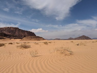 Turuncu renkli kum desenli arka plan. Wadi Rum Çölü, Ürdün, Arabistan manzaralı güzel manzara, çölde kırmızı portakallı kuma yakın çekim