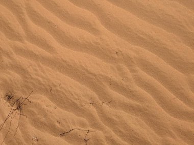 Turuncu renkli kum desenli arka plan. Wadi Rum Çölü, Ürdün, Arabistan manzaralı güzel manzara, çölde kırmızı portakallı kuma yakın çekim