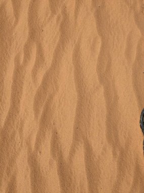 Turuncu renkli kum desenli arka plan. Wadi Rum Çölü, Ürdün, Arabistan manzaralı güzel manzara, çölde kırmızı portakallı kuma yakın çekim