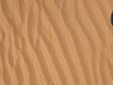 Turuncu renkli kum desenli arka plan. Wadi Rum Çölü, Ürdün, Arabistan manzaralı güzel manzara, çölde kırmızı portakallı kuma yakın çekim