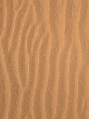 Turuncu renkli kum desenli arka plan. Wadi Rum Çölü, Ürdün, Arabistan manzaralı güzel manzara, çölde kırmızı portakallı kuma yakın çekim