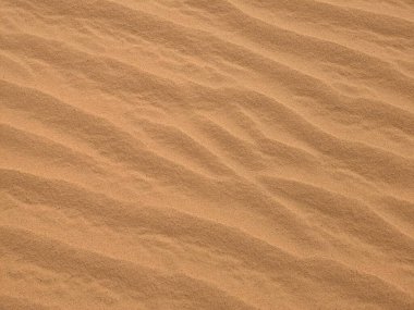 Turuncu renkli kum desenli arka plan. Wadi Rum Çölü, Ürdün, Arabistan manzaralı güzel manzara, çölde kırmızı portakallı kuma yakın çekim