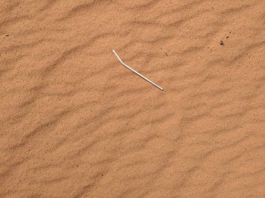 Turuncu renkli kum desenli arka plan. Wadi Rum Çölü, Ürdün, Arabistan manzaralı güzel manzara, çölde kırmızı portakallı kuma yakın çekim