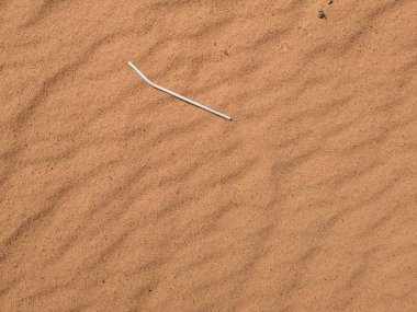 Turuncu renkli kum desenli arka plan. Wadi Rum Çölü, Ürdün, Arabistan manzaralı güzel manzara, çölde kırmızı portakallı kuma yakın çekim