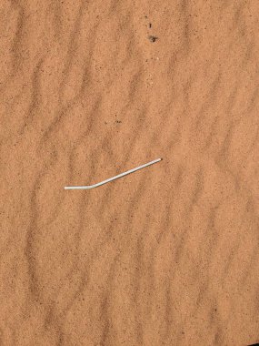 Turuncu renkli kum desenli arka plan. Wadi Rum Çölü, Ürdün, Arabistan manzaralı güzel manzara, çölde kırmızı portakallı kuma yakın çekim