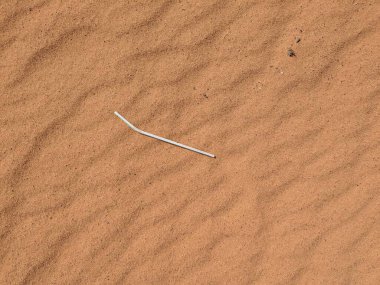 Turuncu renkli kum desenli arka plan. Wadi Rum Çölü, Ürdün, Arabistan manzaralı güzel manzara, çölde kırmızı portakallı kuma yakın çekim