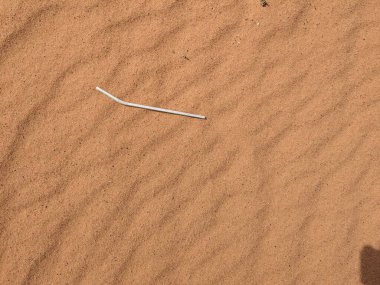 Turuncu renkli kum desenli arka plan. Wadi Rum Çölü, Ürdün, Arabistan manzaralı güzel manzara, çölde kırmızı portakallı kuma yakın çekim