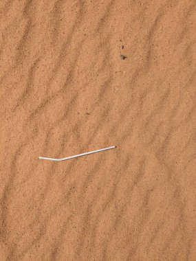 Turuncu renkli kum desenli arka plan. Wadi Rum Çölü, Ürdün, Arabistan manzaralı güzel manzara, çölde kırmızı portakallı kuma yakın çekim