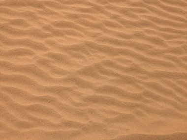 Turuncu renkli kum desenli arka plan. Wadi Rum Çölü, Ürdün, Arabistan manzaralı güzel manzara, çölde kırmızı portakallı kuma yakın çekim