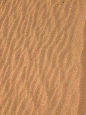 Turuncu renkli kum desenli arka plan. Wadi Rum Çölü, Ürdün, Arabistan manzaralı güzel manzara, çölde kırmızı portakallı kuma yakın çekim