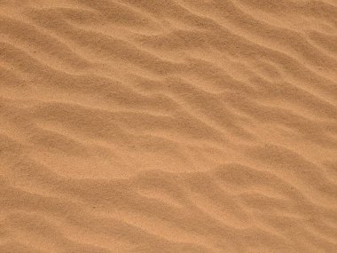 Turuncu renkli kum desenli arka plan. Wadi Rum Çölü, Ürdün, Arabistan manzaralı güzel manzara, çölde kırmızı portakallı kuma yakın çekim