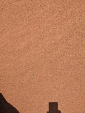 Turuncu renkli kum desenli arka plan. Wadi Rum Çölü, Ürdün, Arabistan manzaralı güzel manzara, çölde kırmızı portakallı kuma yakın çekim