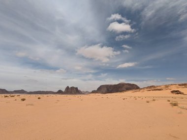Ürdün Patikası Dana Vadisi 'nden Petra' ya ve Wadi Rum.Wadi Rum Çölü 'ne, Ürdün. Kızıl çöl ve Jabal Al Qattar dağları, Arabistan