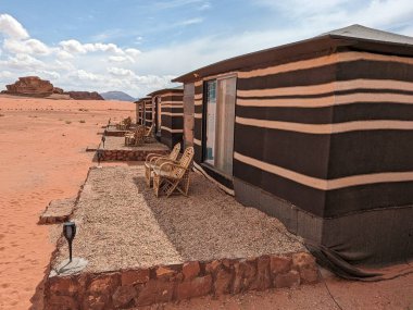Ürdün Patikası, Dana Vadisi 'nden Petra' ya ve Wadi Rum.Geleneksel Çadır, Wadi Rum Çölü, Ürdün. Kızıl çöl ve Jabal Al Qattar dağları, Arabistan