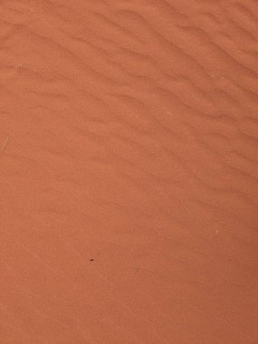 Turuncu renkli kum desenli arka plan. Wadi Rum Çölü, Ürdün, Arabistan manzaralı güzel manzara, çölde kırmızı portakallı kuma yakın çekim