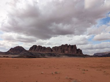 Ürdün Patikası Dana Vadisi 'nden Petra' ya ve Wadi Rum.Wadi Rum Çölü 'ne, Ürdün. Kızıl çöl ve Jabal Al Qattar dağları, Arabistan