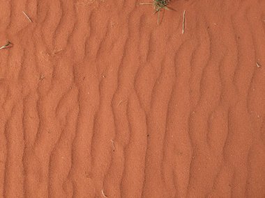 Turuncu renkli kum desenli arka plan. Wadi Rum Çölü, Ürdün, Arabistan manzaralı güzel manzara, çölde kırmızı portakallı kuma yakın çekim