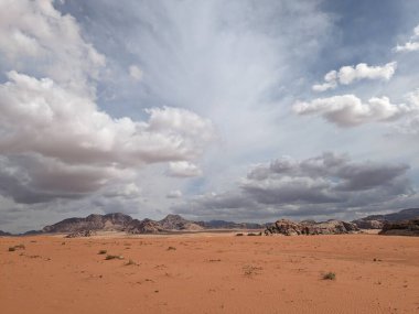 Ürdün Patikası Dana Vadisi 'nden Petra' ya ve Wadi Rum.Wadi Rum Çölü 'ne, Ürdün. Kızıl çöl ve Jabal Al Qattar dağları, Arabistan