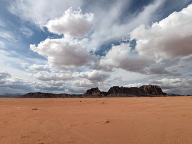 Ürdün Patikası Dana Vadisi 'nden Petra' ya ve Wadi Rum.Wadi Rum Çölü 'ne, Ürdün. Kızıl çöl ve Jabal Al Qattar dağları, Arabistan