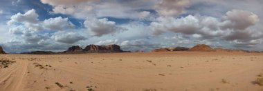 Ürdün Patikası Dana Vadisi 'nden Petra' ya ve Wadi Rum.Wadi Rum Çölü 'ne, Ürdün. Kızıl çöl ve Jabal Al Qattar dağları, Arabistan
