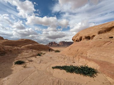 Ürdün Patikası Dana Vadisi 'nden Petra' ya ve Wadi Rum.Wadi Rum Çölü 'ne, Ürdün. Kızıl çöl ve Jabal Al Qattar dağları, Arabistan