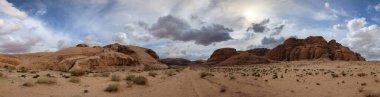 Ürdün Patikası Dana Vadisi 'nden Petra' ya ve Wadi Rum.Wadi Rum Çölü 'ne, Ürdün. Kızıl çöl ve Jabal Al Qattar dağları, Arabistan