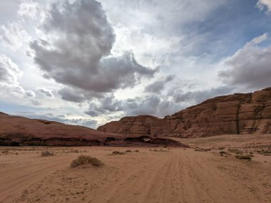 Ürdün Patikası Dana Vadisi 'nden Petra' ya ve Wadi Rum.Wadi Rum Çölü 'ne, Ürdün. Kızıl çöl ve Jabal Al Qattar dağları, Arabistan