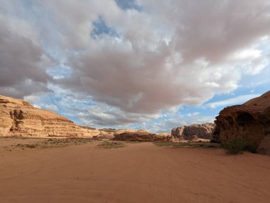 Ürdün Patikası Dana Vadisi 'nden Petra' ya ve Wadi Rum.Wadi Rum Çölü 'ne, Ürdün. Kızıl çöl ve Jabal Al Qattar dağları, Arabistan