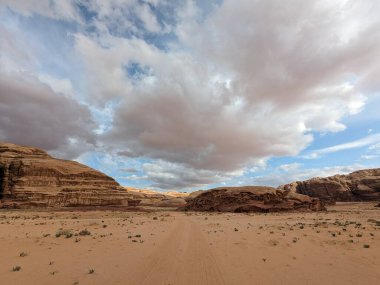 Ürdün Patikası Dana Vadisi 'nden Petra' ya ve Wadi Rum.Wadi Rum Çölü 'ne, Ürdün. Kızıl çöl ve Jabal Al Qattar dağları, Arabistan