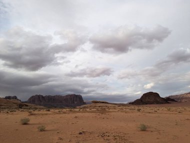 Ürdün Patikası Dana Vadisi 'nden Petra' ya ve Wadi Rum.Wadi Rum Çölü 'ne, Ürdün. Kızıl çöl ve Jabal Al Qattar dağları, Arabistan