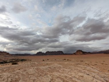 Ürdün Patikası Dana Vadisi 'nden Petra' ya ve Wadi Rum.Wadi Rum Çölü 'ne, Ürdün. Kızıl çöl ve Jabal Al Qattar dağları, Arabistan