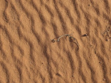 Turuncu renkli kum desenli arka plan. Wadi Rum Çölü, Ürdün, Arabistan manzaralı güzel manzara, çölde kırmızı portakallı kuma yakın çekim