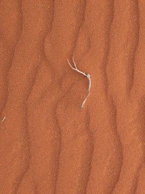 Turuncu renkli kum desenli arka plan. Wadi Rum Çölü, Ürdün, Arabistan manzaralı güzel manzara, çölde kırmızı portakallı kuma yakın çekim