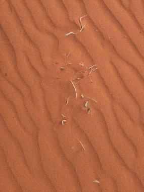 Turuncu renkli kum desenli arka plan. Wadi Rum Çölü, Ürdün, Arabistan manzaralı güzel manzara, çölde kırmızı portakallı kuma yakın çekim