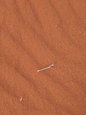 Turuncu renkli kum desenli arka plan. Wadi Rum Çölü, Ürdün, Arabistan manzaralı güzel manzara, çölde kırmızı portakallı kuma yakın çekim