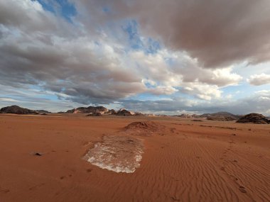 Ürdün Patikası Dana Vadisi 'nden Petra' ya ve Wadi Rum.Wadi Rum Çölü 'ne, Ürdün. Kızıl çöl ve Jabal Al Qattar dağları, Arabistan
