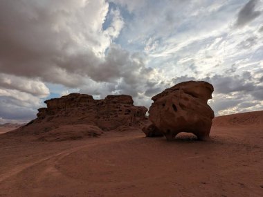 Ürdün Patikası Dana Vadisi 'nden Petra' ya ve Wadi Rum.Wadi Rum Çölü 'ne, Ürdün. Kızıl çöl ve Jabal Al Qattar dağları, Arabistan