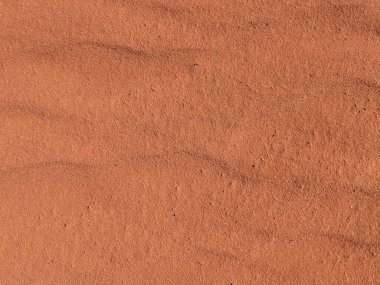 Turuncu renkli kum desenli arka plan. Wadi Rum Çölü, Ürdün, Arabistan manzaralı güzel manzara, çölde kırmızı portakallı kuma yakın çekim