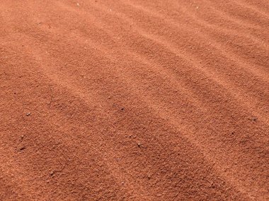 Turuncu renkli kum desenli arka plan. Wadi Rum Çölü, Ürdün, Arabistan manzaralı güzel manzara, çölde kırmızı portakallı kuma yakın çekim