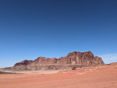 Ürdün Patikası Dana Vadisi 'nden Petra' ya ve Wadi Rum.Wadi Rum Çölü 'ne, Ürdün. Kızıl çöl ve Jabal Al Qattar dağları, Arabistan