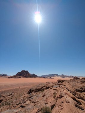 Ürdün Patikası Dana Vadisi 'nden Petra' ya ve Wadi Rum.Wadi Rum Çölü 'ne, Ürdün. Kızıl çöl ve Jabal Al Qattar dağları, Arabistan