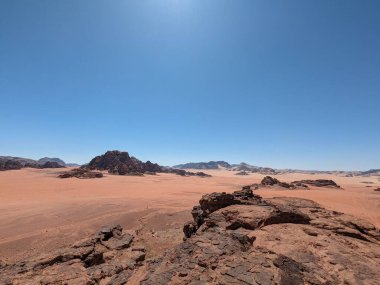 Ürdün Patikası Dana Vadisi 'nden Petra' ya ve Wadi Rum.Wadi Rum Çölü 'ne, Ürdün. Kızıl çöl ve Jabal Al Qattar dağları, Arabistan