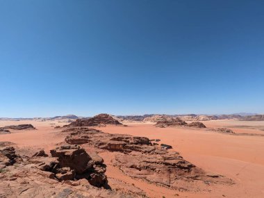 Ürdün Patikası Dana Vadisi 'nden Petra' ya ve Wadi Rum.Wadi Rum Çölü 'ne, Ürdün. Kızıl çöl ve Jabal Al Qattar dağları, Arabistan