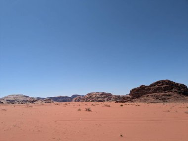 Ürdün Patikası Dana Vadisi 'nden Petra' ya ve Wadi Rum.Wadi Rum Çölü 'ne, Ürdün. Kızıl çöl ve Jabal Al Qattar dağları, Arabistan