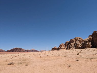 Ürdün Patikası Dana Vadisi 'nden Petra' ya ve Wadi Rum.Wadi Rum Çölü 'ne, Ürdün. Kızıl çöl ve Jabal Al Qattar dağları, Arabistan